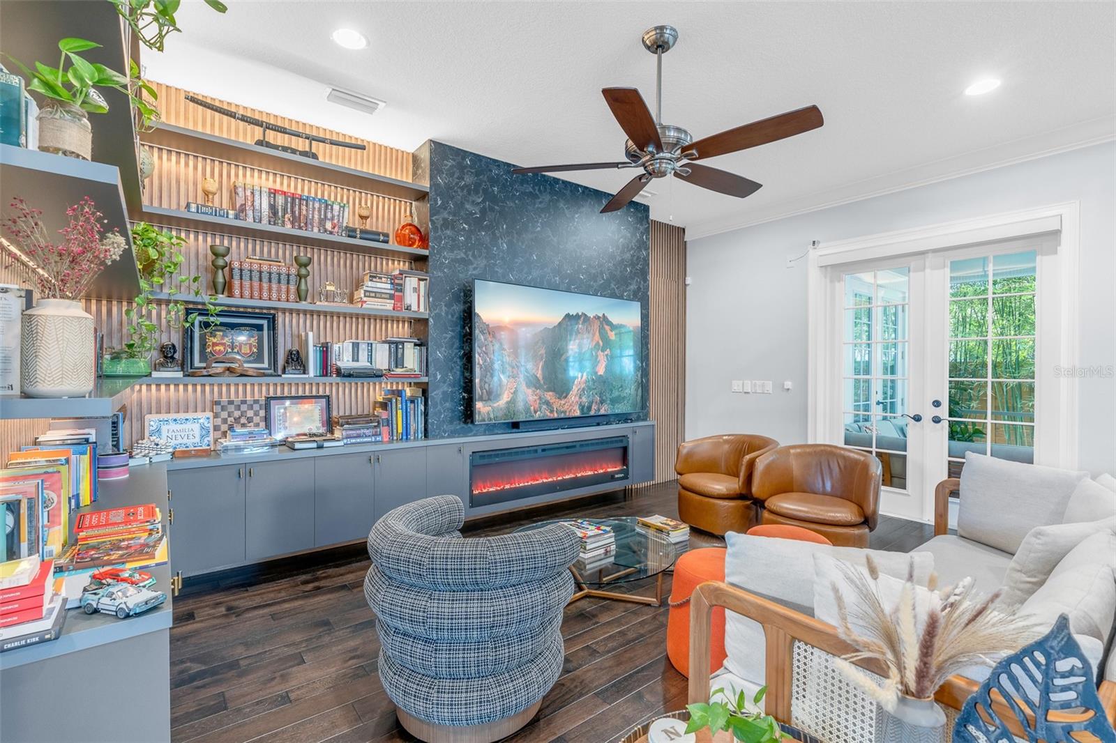1126 EDWARDS LN