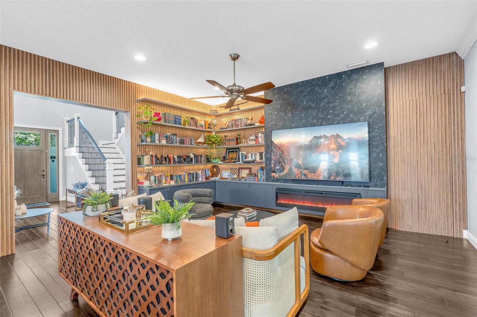1126 EDWARDS LN