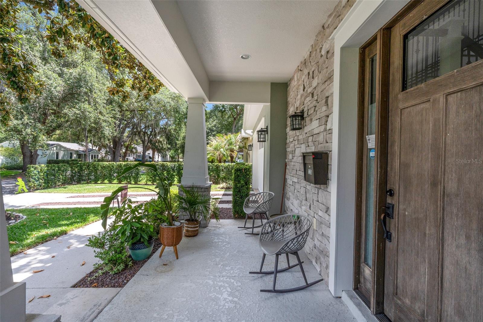 1126 EDWARDS LN