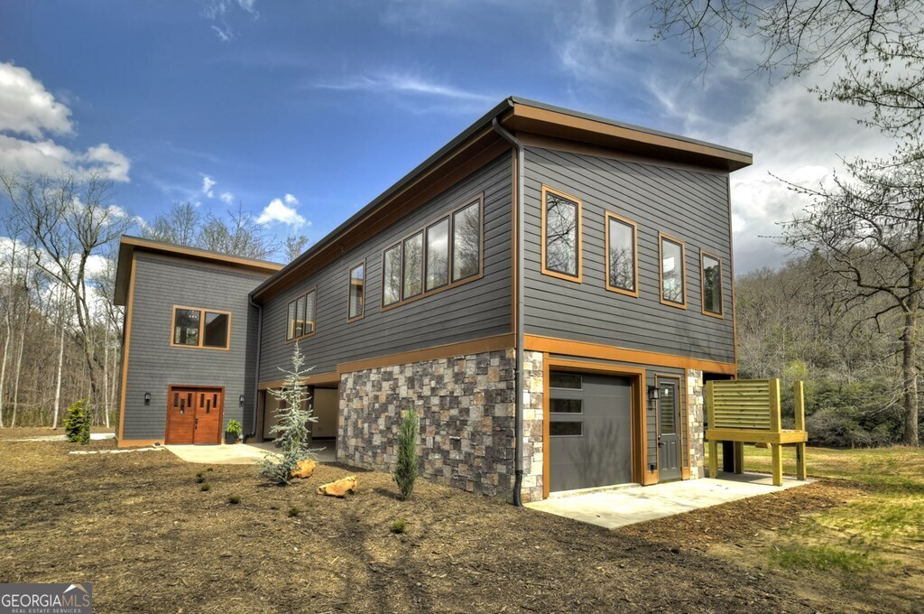 494 Riverbend Manor