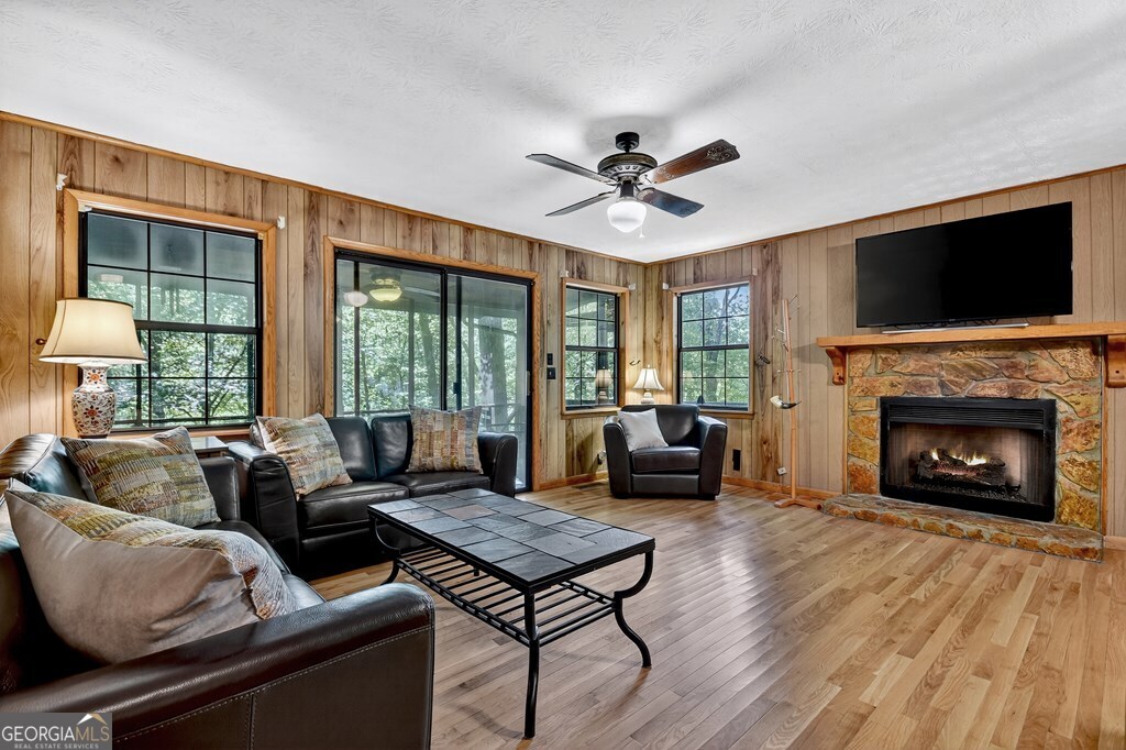 409 Hothouse Lane