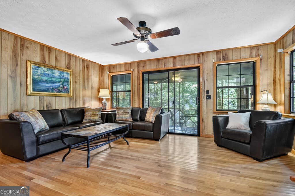 409 Hothouse Lane