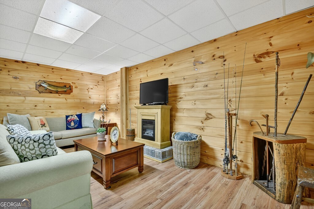 409 Hothouse Lane