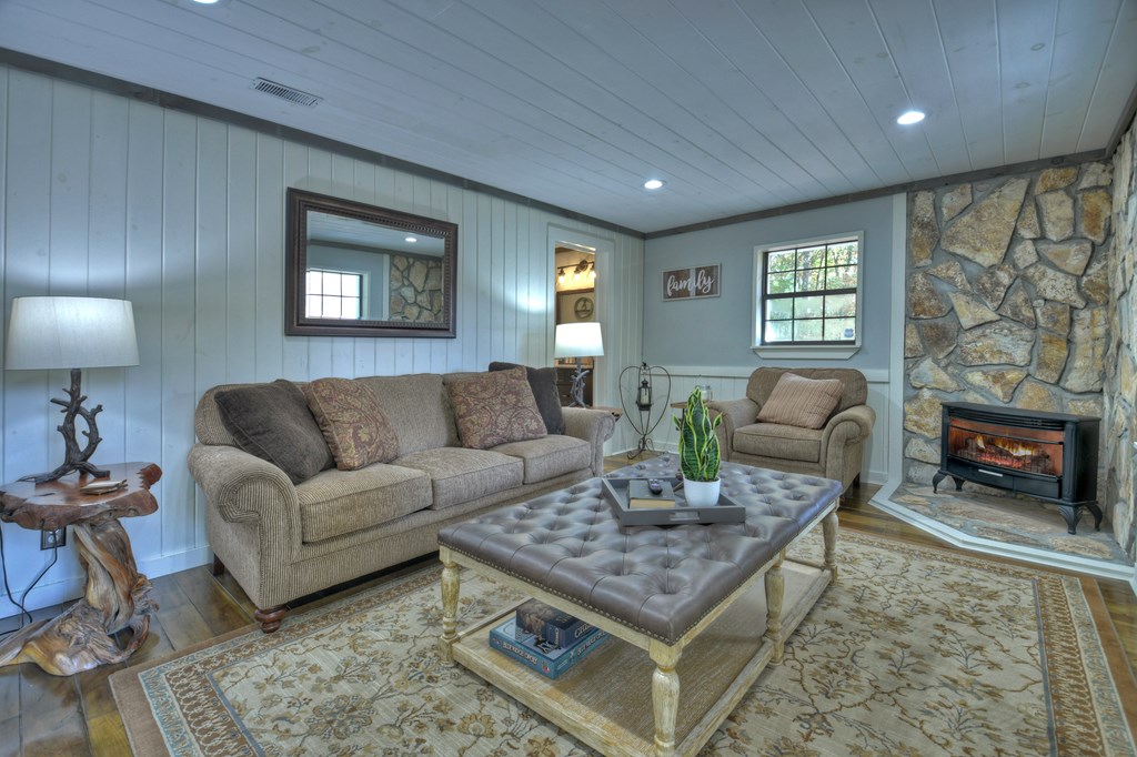 211 Little Creek Trail