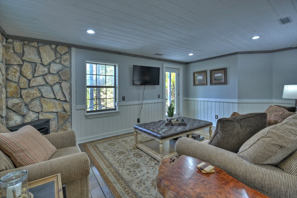 211 Little Creek Trail