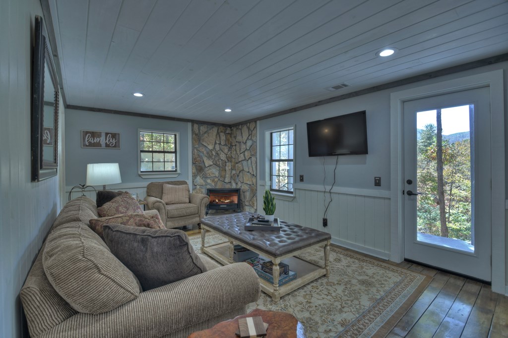 211 Little Creek Trail