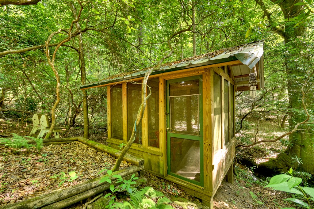 409 Hothouse Lane