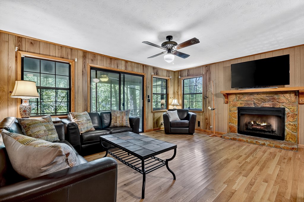409 Hothouse Lane