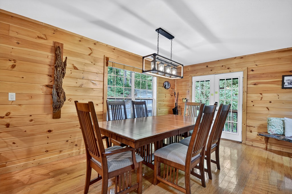 409 Hothouse Lane