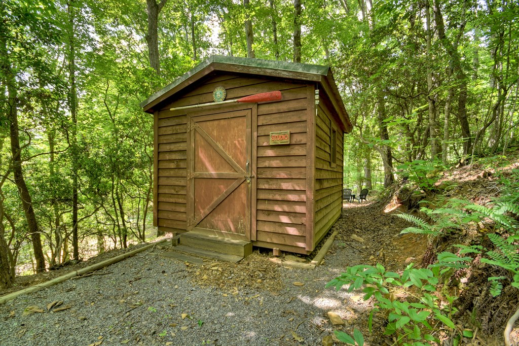 409 Hothouse Lane