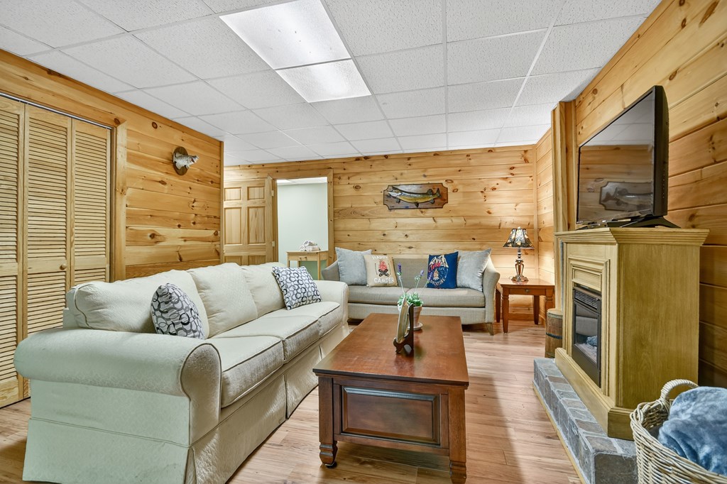 409 Hothouse Lane