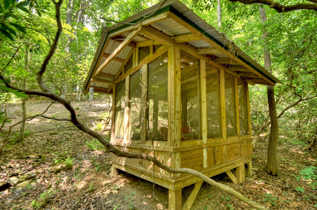 409 Hothouse Lane