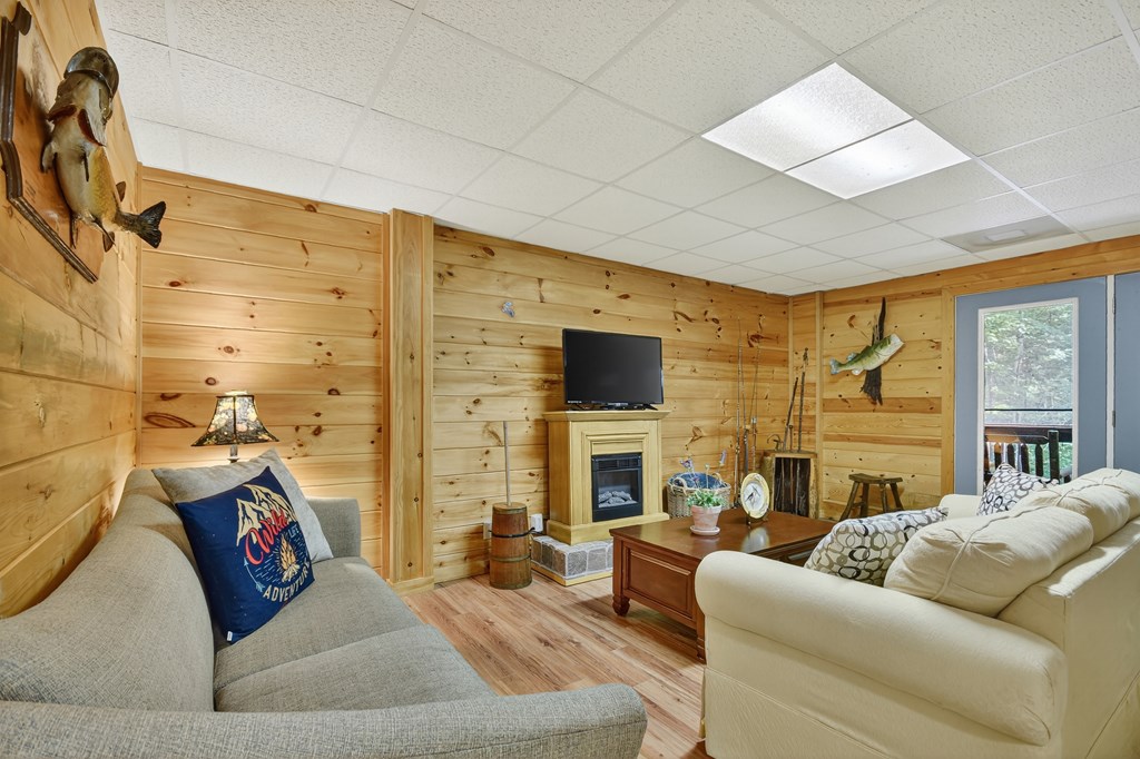 409 Hothouse Lane