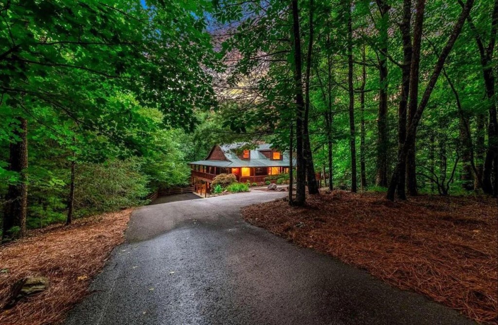390 Twin Creeks Road