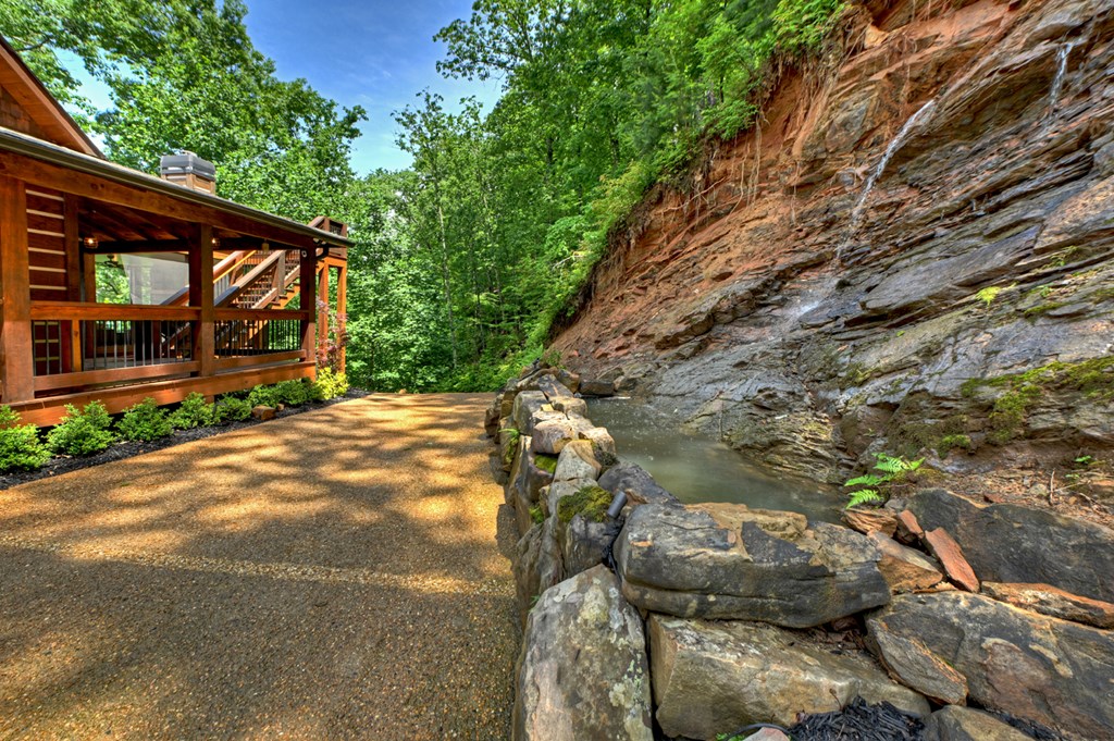 454 Genessee Path