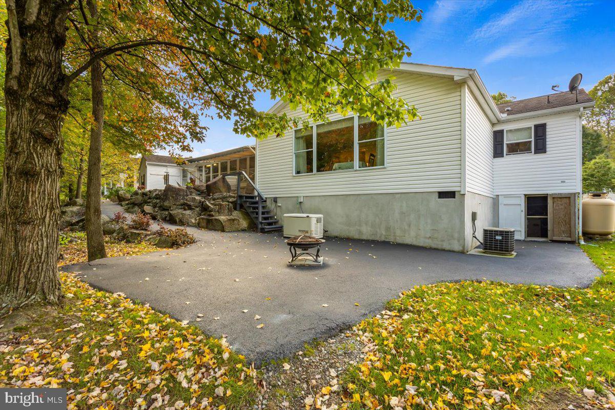 1054 HEMLOCK CIRCLE