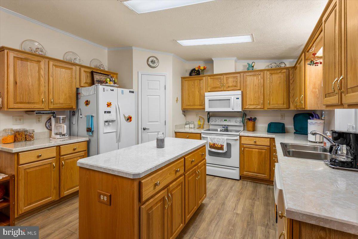 1054 HEMLOCK CIRCLE