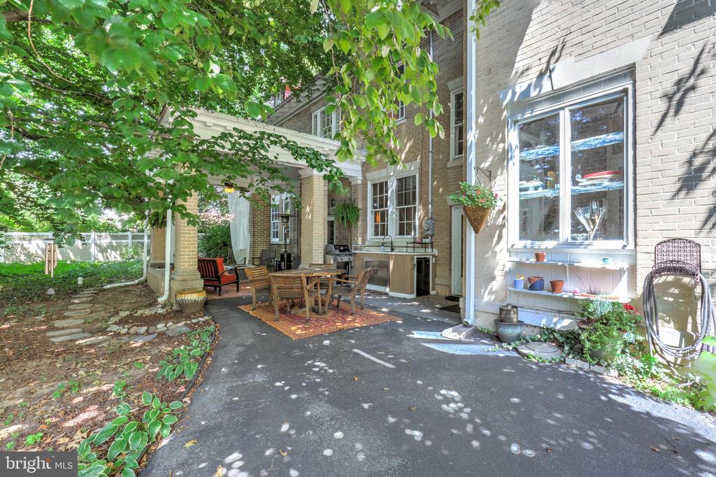 2 E HIGH STREET