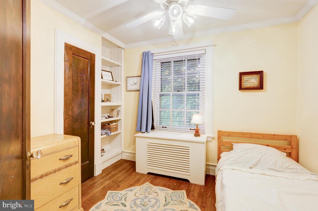 2 E HIGH STREET