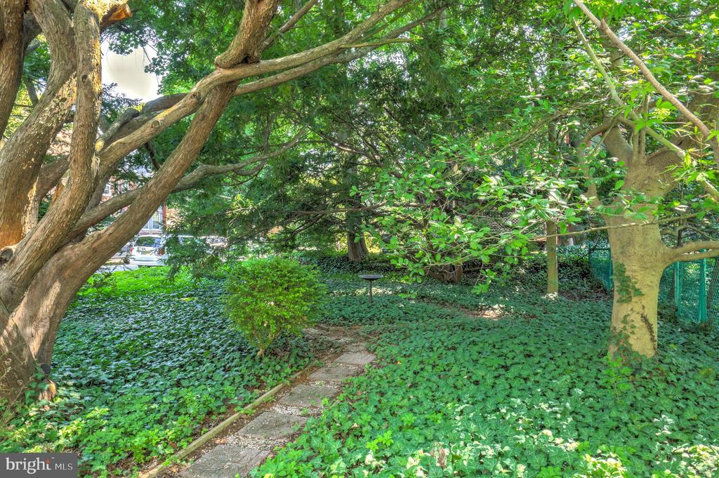 2 E HIGH STREET
