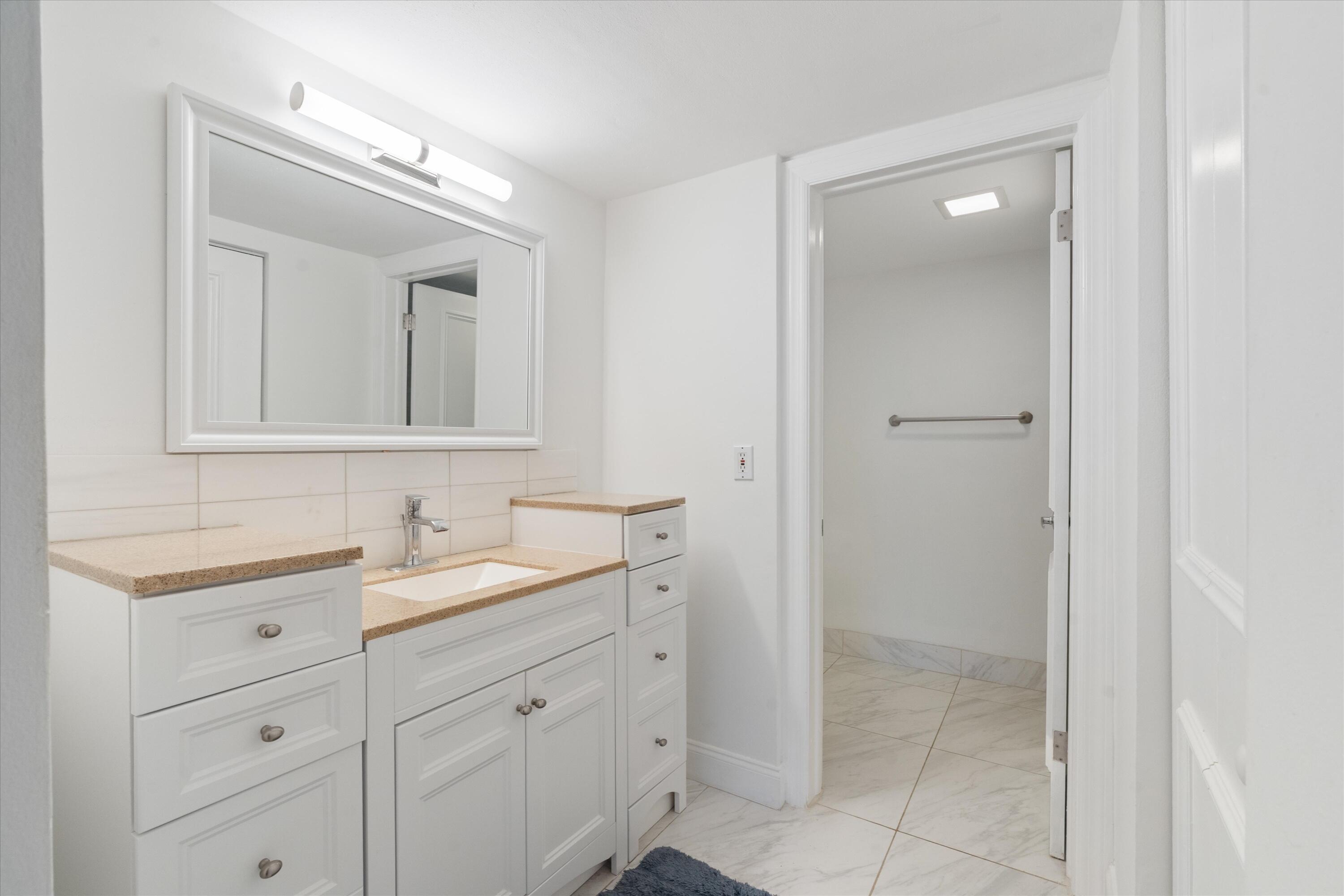 1015 Ingraham Avenue 9