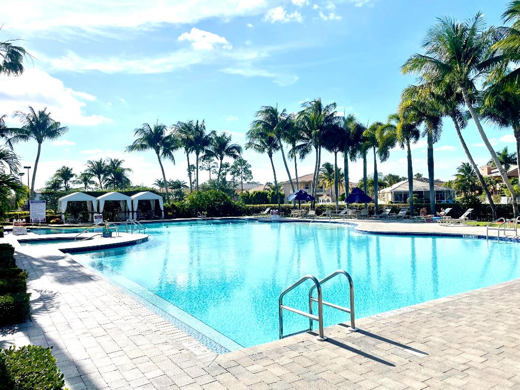 255 Saratoga Boulevard E