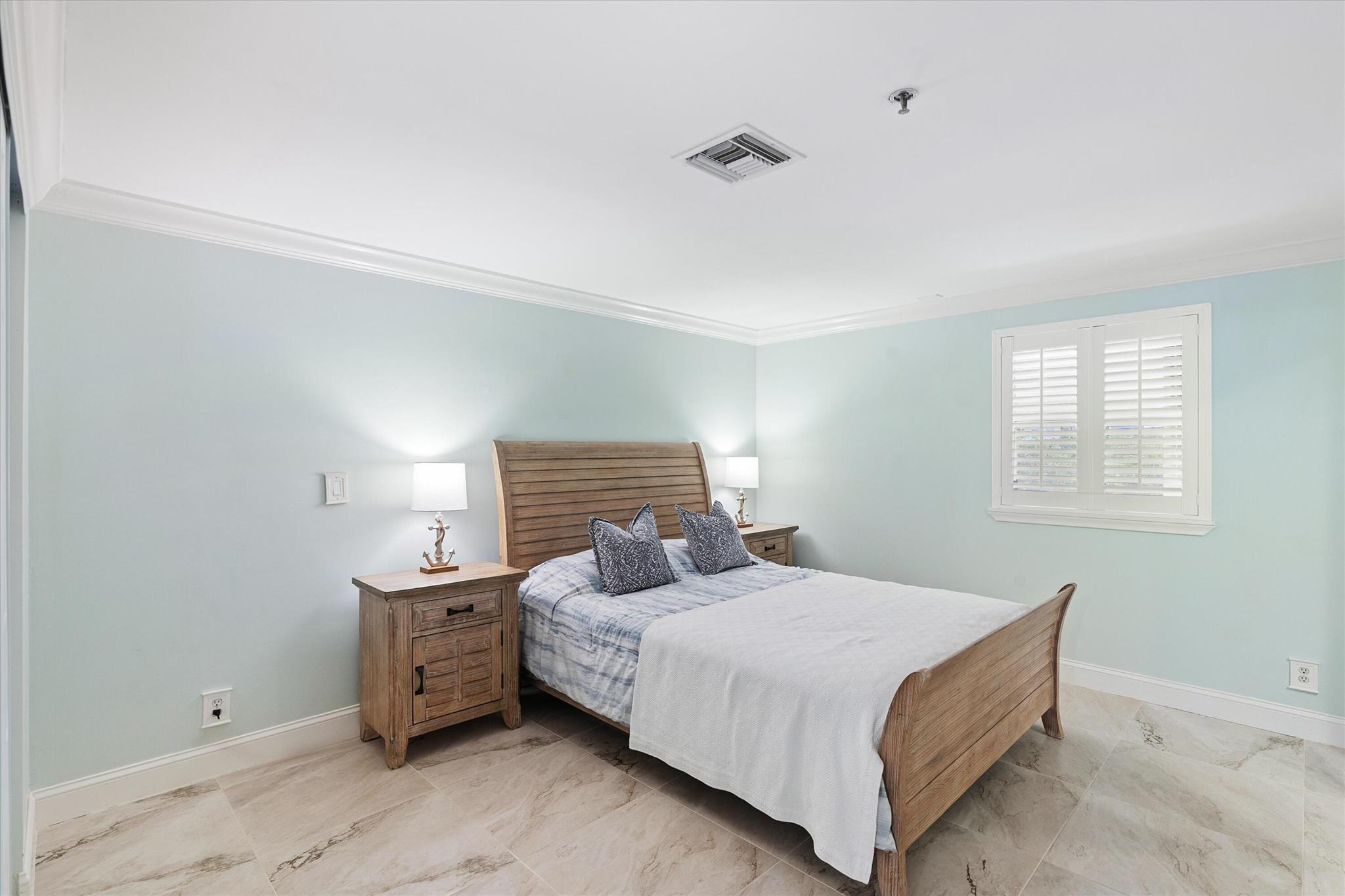 1035 S Federal Highway 215