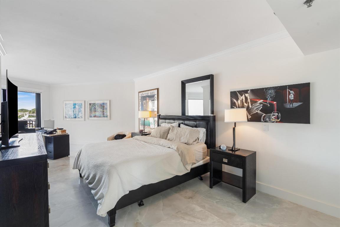 1035 S Federal Highway 211