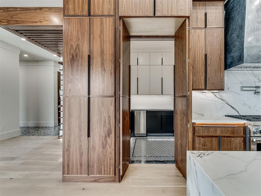 13908 Hillside Circle