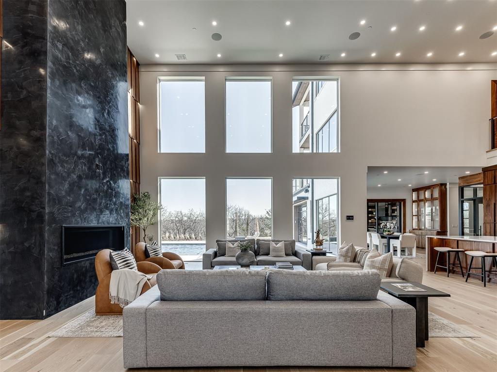 13908 Hillside Circle