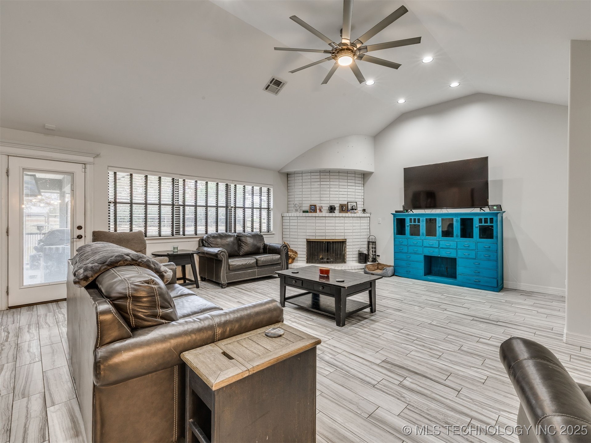 517 Meadowood Drive