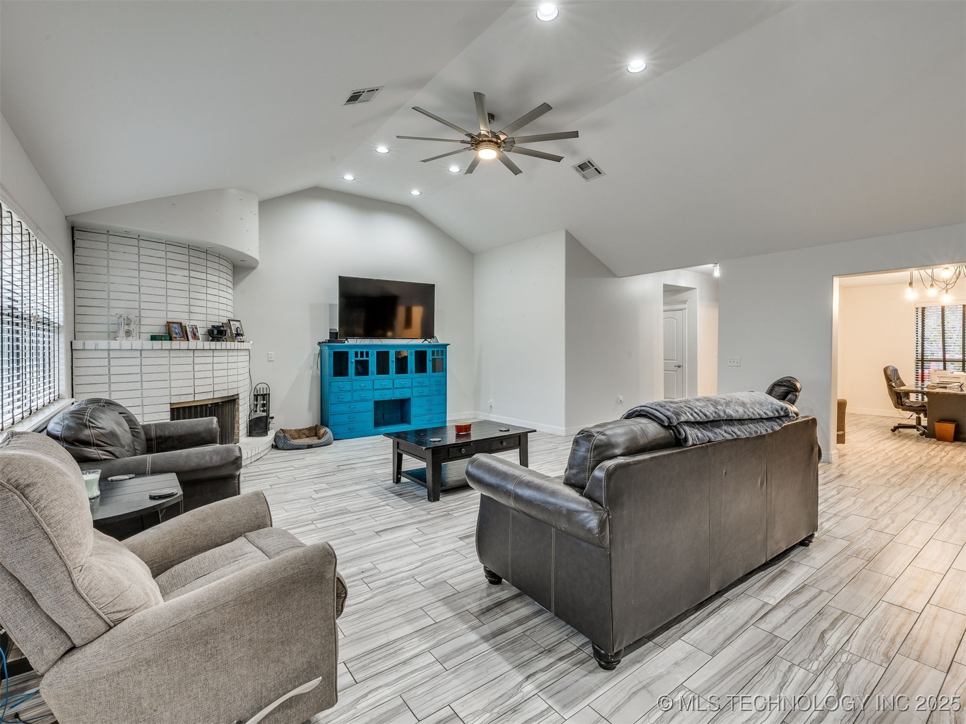 517 Meadowood Drive