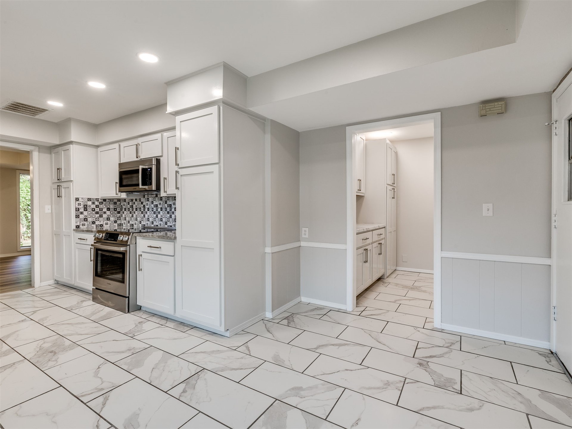 2979 E 77th Place