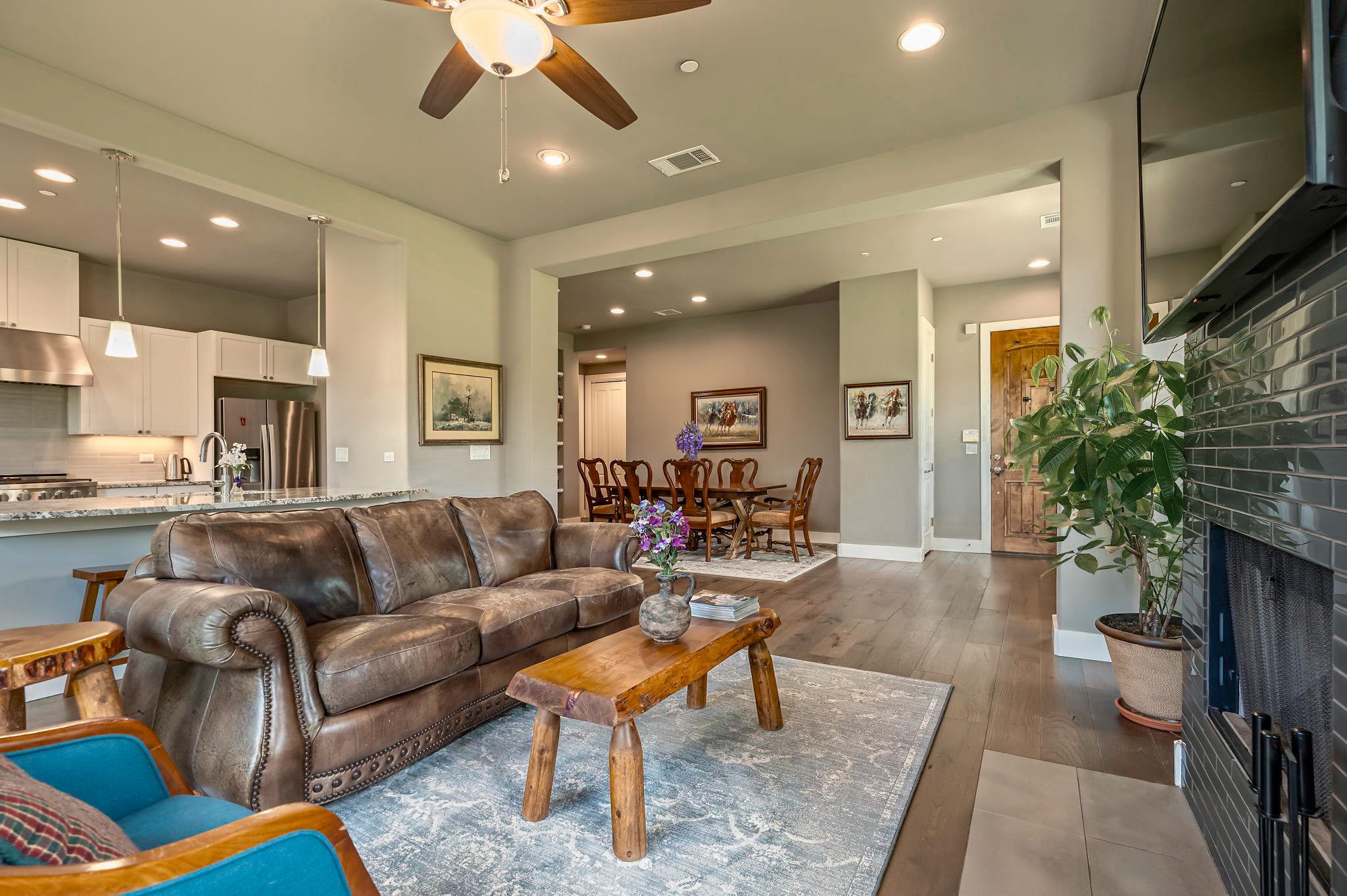 8200 Southwest PKWY # 306