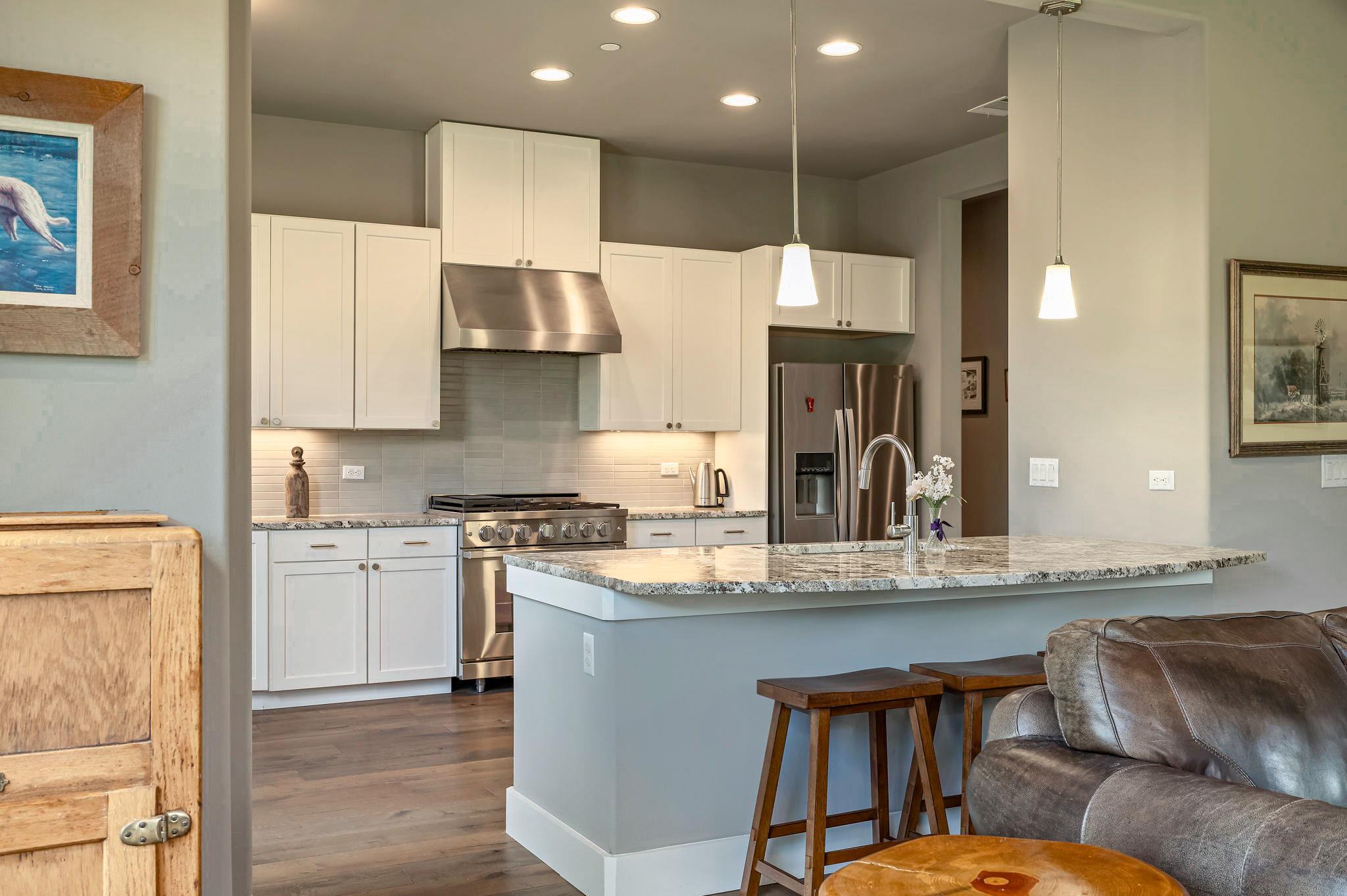 8200 Southwest PKWY # 306