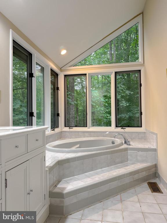 8425 MAUSEN LANE