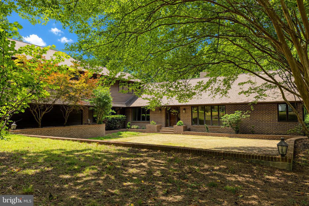 8425 MAUSEN LANE