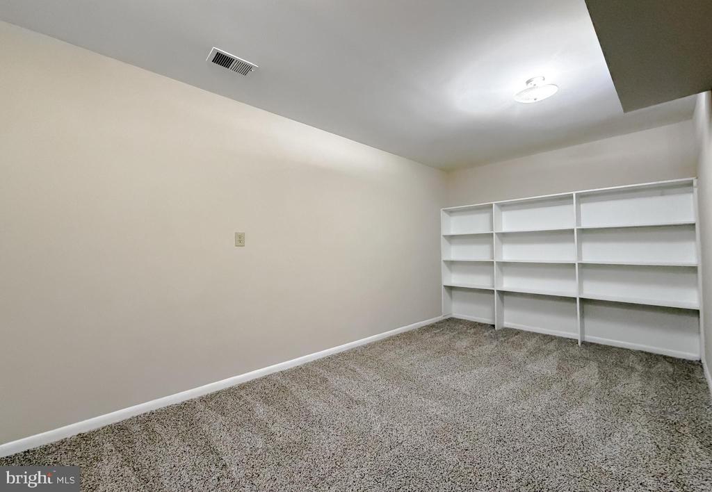 8425 MAUSEN LANE
