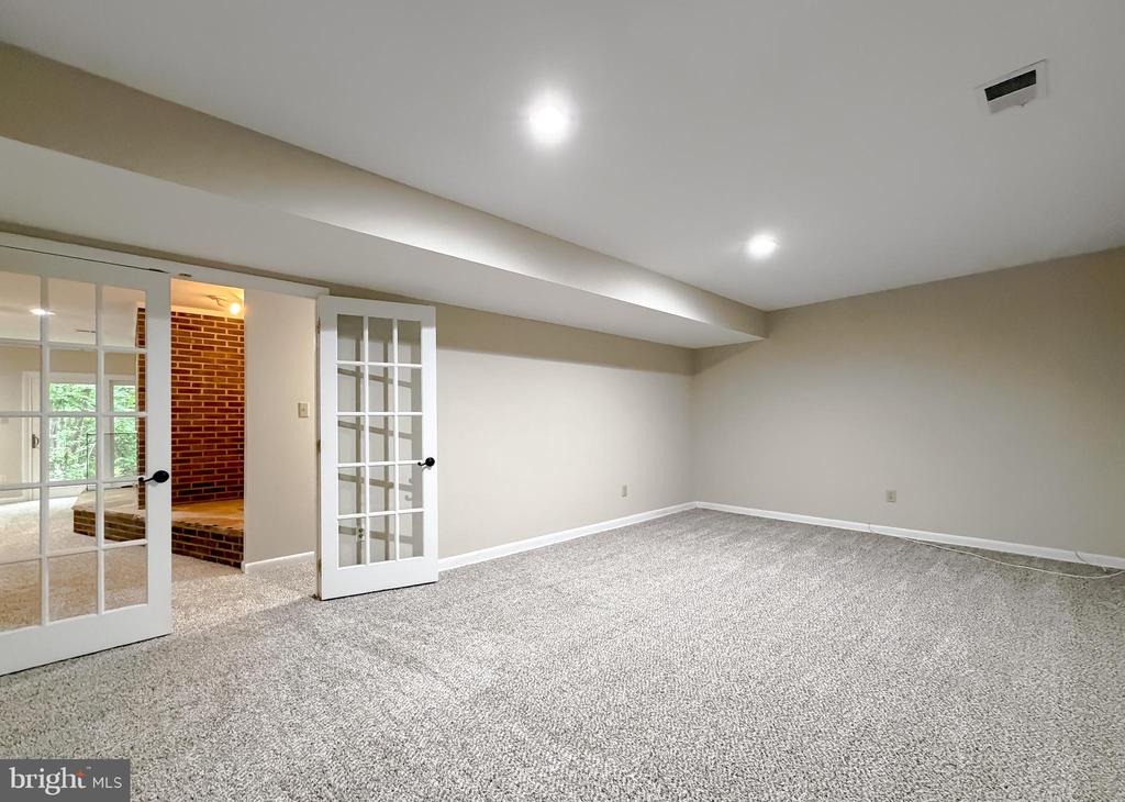 8425 MAUSEN LANE