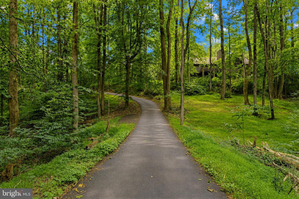 8425 MAUSEN LANE