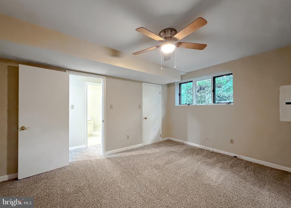 8425 MAUSEN LANE
