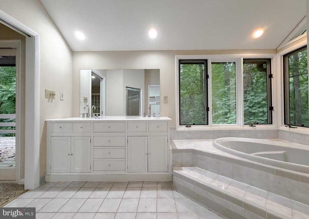 8425 MAUSEN LANE