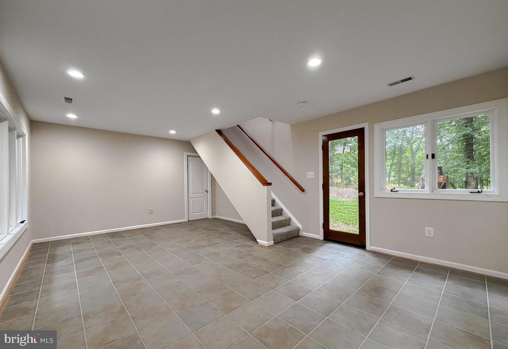 8425 MAUSEN LANE
