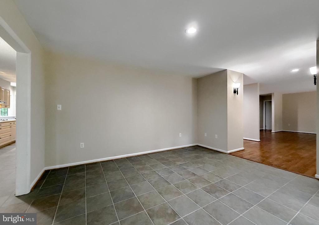 8425 MAUSEN LANE
