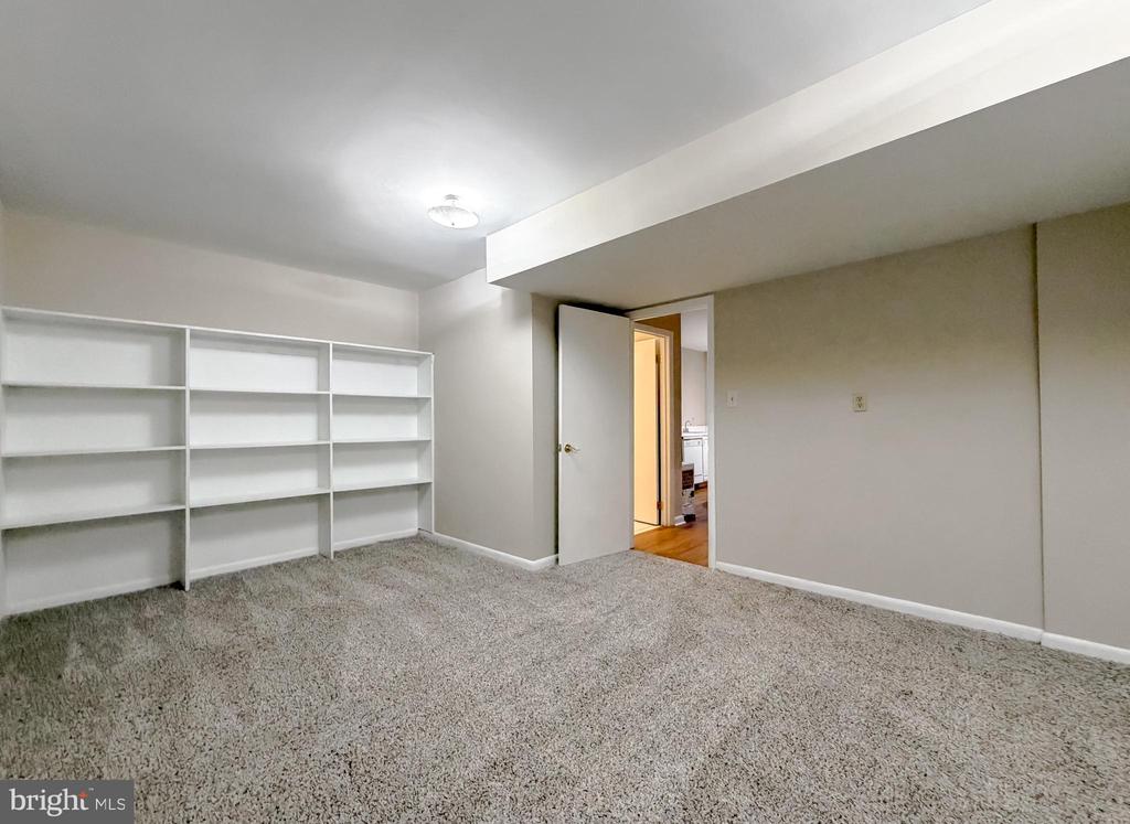 8425 MAUSEN LANE