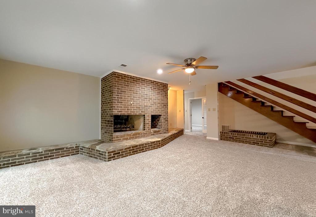 8425 MAUSEN LANE