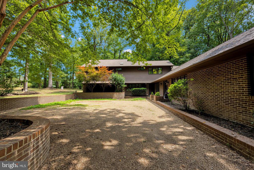 8425 MAUSEN LANE