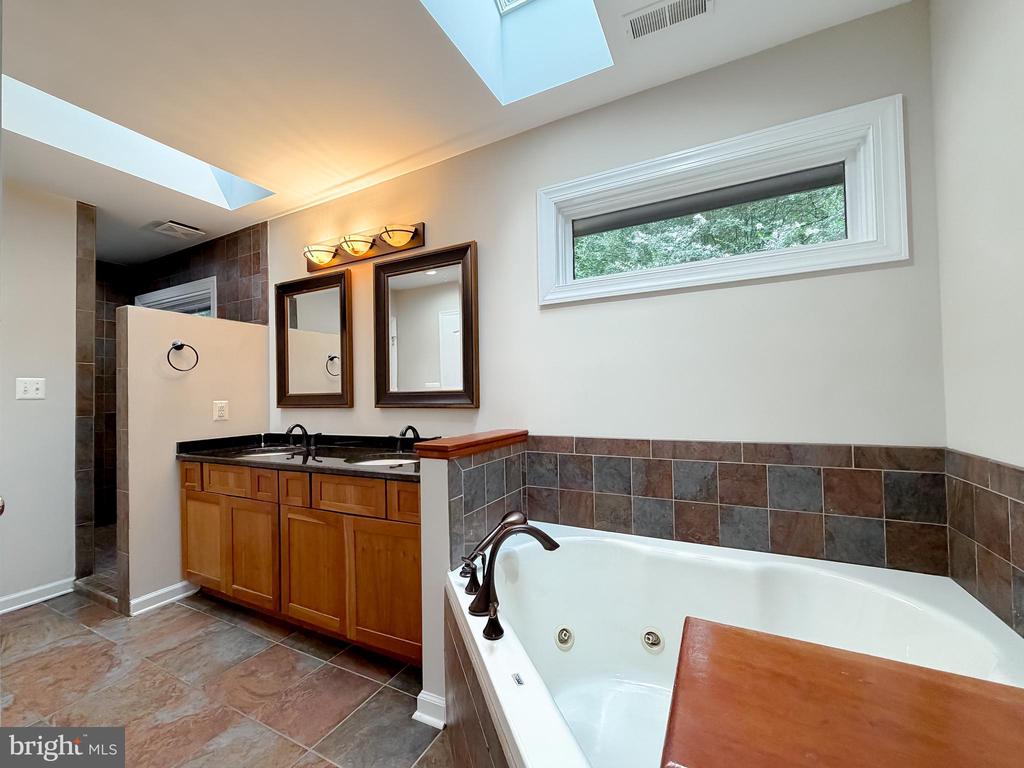 8425 MAUSEN LANE