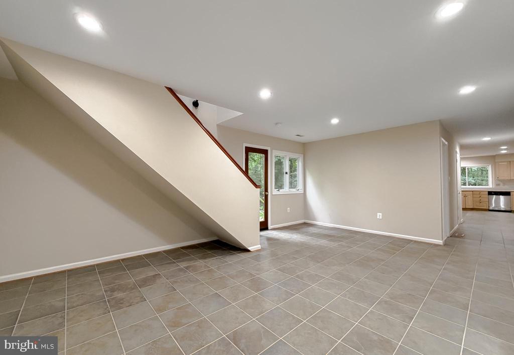 8425 MAUSEN LANE