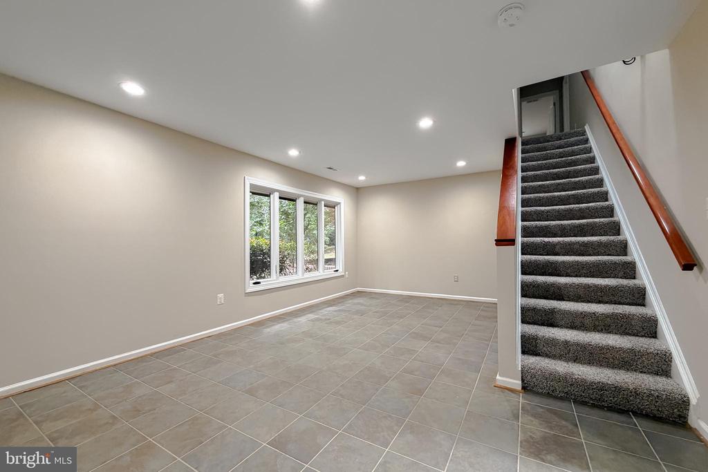 8425 MAUSEN LANE